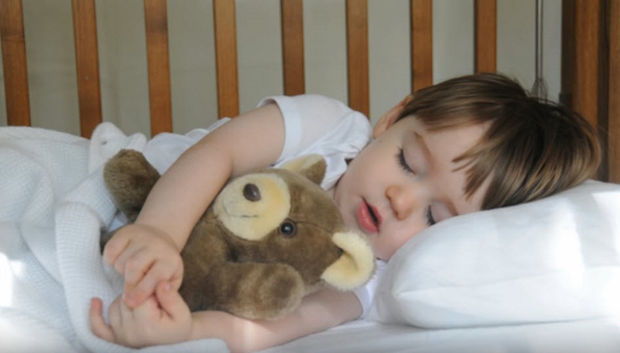 9 основных причин почему ребёнок плачет во сне